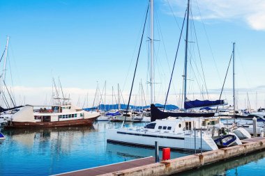 Lüks yatlar marinaya demirledi.