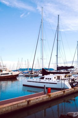 Lüks yatlar marinaya demirledi.