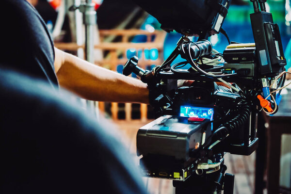 За сценой. Оператор снимает сцену с камерой