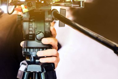 Film endüstrisi. kameraman kamera ile film sahnesi çekim
