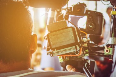 Film endüstrisi. kameraman kamera ile film sahnesi çekim