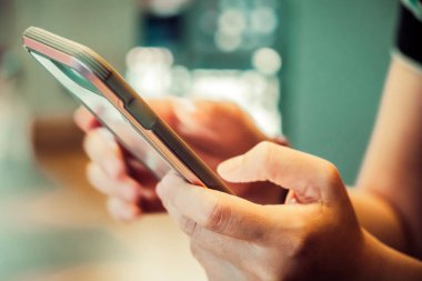 Kız el bir akıllı telefon tutan