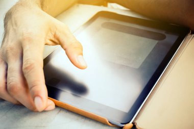 tablet bilgisayar ile adam eller