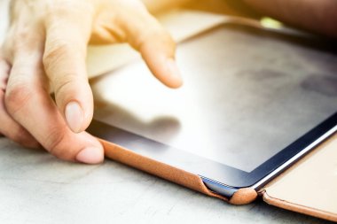 tablet bilgisayar ile adam eller