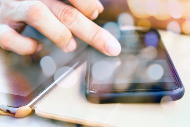 akıllı telefon kullanan kişilerin görüntüsü. 
