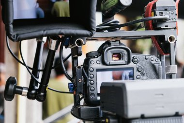 Film endüstrisi. Profesyonel kamera arkaplanı ile çekim