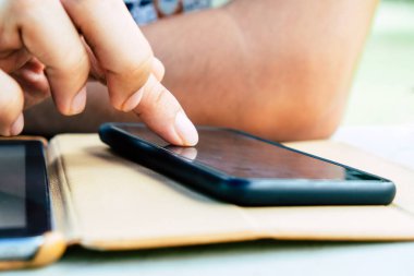 akıllı telefon kullanan kişilerin görüntüsü.