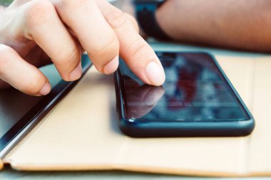 akıllı telefon kullanan kişilerin görüntüsü.