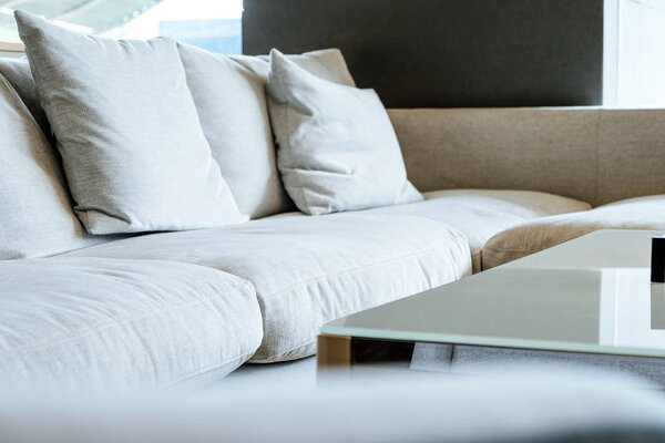 Подушка на диване, Гостиная