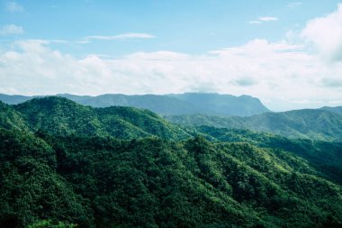 Kuzey Tayland 'da Khao Kho Bölgesi Phetchabun Eyaleti' ndeki dağların manzarası. 