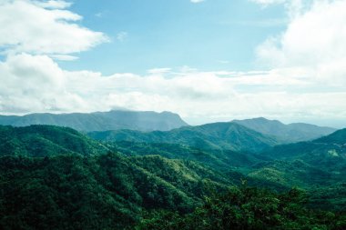 Kuzey Tayland 'da Khao Kho Bölgesi Phetchabun Eyaleti' ndeki dağların manzarası. 