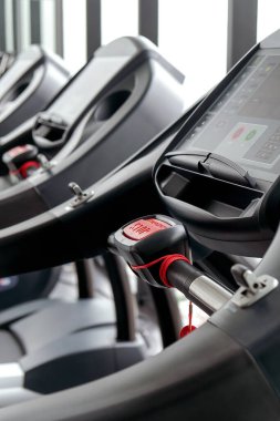 Spor salonunun arka planındaki Koşu bandının detaylı görüntüsü 