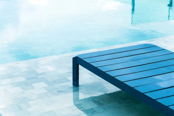 Piscina Com Chaise Loungers Fundo — Fotografia de Stock