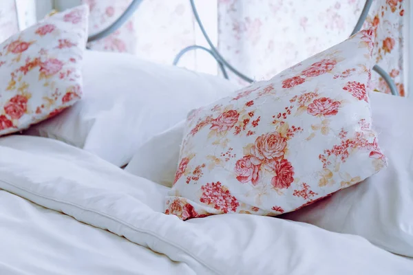 Yatak Odasının Içi Çiçek Desenli Yastıklarla Dolu — Stok fotoğraf