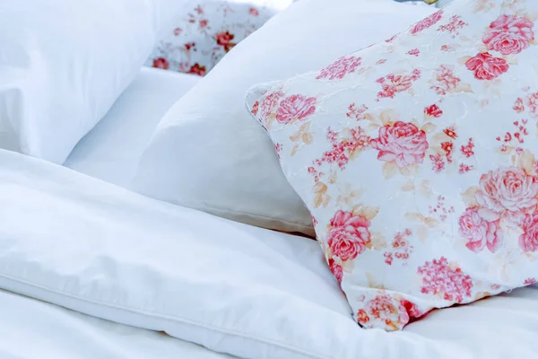 Interior Quarto Brilhante Com Almofadas Padrão Flores Cama — Fotografia de Stock