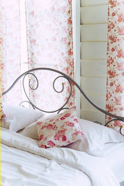 Dormitor Luminos Interior Perne Model Flori Pat — Fotografie, imagine de stoc