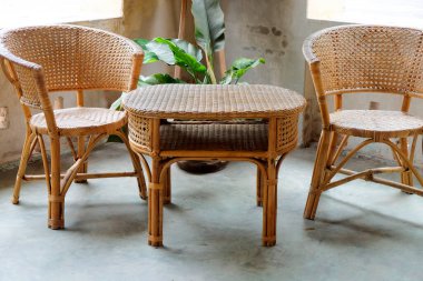 Rattal koltuk ve bitkilerle yaşam alanı için iç dekoratif görüntü