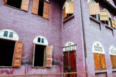 Tayland 'ın Nan ilindeki klasik İngiliz tarzı mimarinin yan görünüşü 