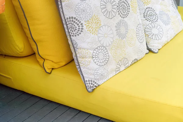 Close Sofá Tecido Amarelo Almofadas — Fotografia de Stock