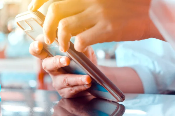 Imagem Close Mulheres Mão Segurando Smartphone — Fotografia de Stock