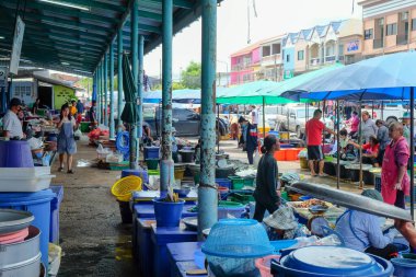 Hua Hin, THAILAND - 2020 AĞUSTOS 28: Hua Hin Bölgesindeki deniz ürünleri pazarının atmosferi, Tayland