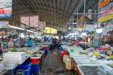 Hua Hin, THAILAND - 2020 AĞUSTOS 28: Hua Hin Bölgesindeki deniz ürünleri pazarının atmosferi, Tayland