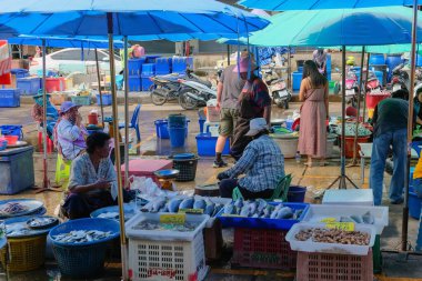 Hua Hin, THAILAND - 2020 AĞUSTOS 28: Hua Hin Bölgesindeki deniz ürünleri pazarının atmosferi, Tayland
