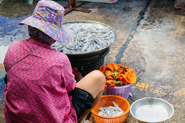 Hua Hin bölgesindeki deniz ürünleri pazarında sokak satıcısı, Prachuap Khiri Khan, Tayland