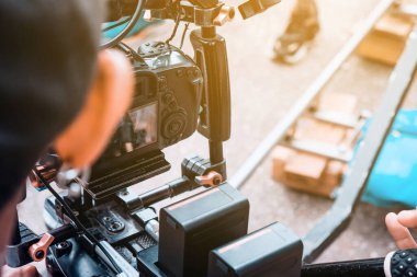 Film endüstrisi. Profesyonel kamera arkaplanı ile çekim