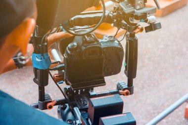 Film endüstrisi. Profesyonel kamera arkaplanı ile çekim