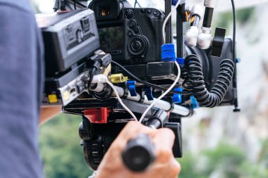 Film endüstrisi. Profesyonel kamera arkaplanı ile çekim