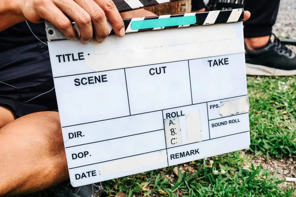 Film Slate Film Yapım Ekibinin Film Tahtasını Sette Tutarken Görüntüsünü — Stok fotoğraf