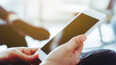 Kadın Eli 'nin akıllı telefonu tutarken çekilmiş yakın plan görüntüsü