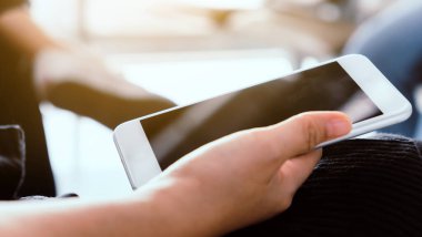 Kadın Eli 'nin akıllı telefonu tutarken çekilmiş yakın plan görüntüsü