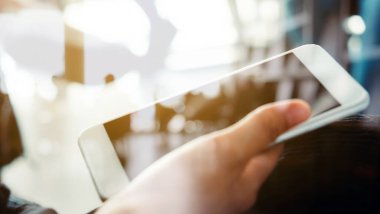 Kadın Eli 'nin akıllı telefonu tutarken çekilmiş yakın plan görüntüsü