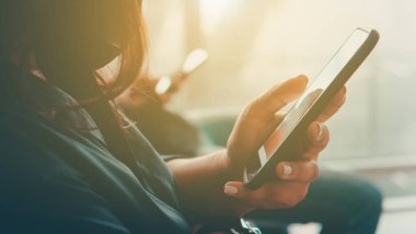 Kadın Eli 'nin akıllı telefonu tutarken çekilmiş yakın plan görüntüsü