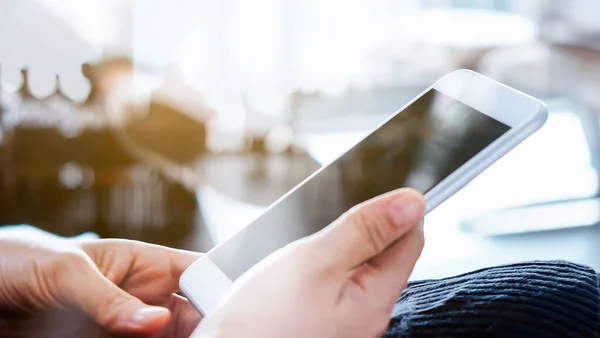 Primer Plano Imagen Las Mujeres Mano Sosteniendo Teléfono Inteligente — Foto de Stock