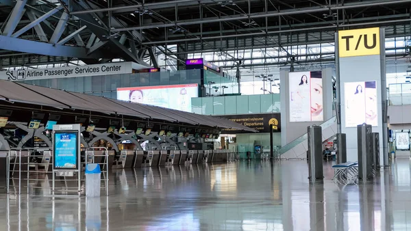 バンコク 2020年8月14日 Covid 19流行時のスワンナプーム空港の空港の雰囲気 コロナウイルスの大流行と空港封鎖のために乗客はいない — ストック写真