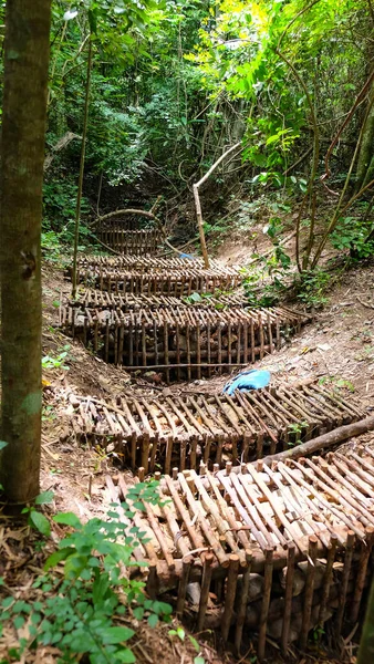 自然の中でダムをチェック ダムは堆積物をトラップすることができますチェック 滝を遅くし 周辺地域に水分を追加します — ストック写真