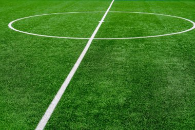 Yeşil çimenli ve beyaz çizgili futbol sahası, spor arka planı.