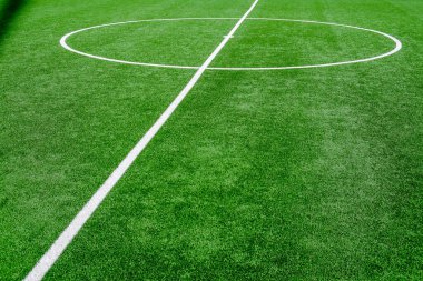 Yeşil çimenli ve beyaz çizgili futbol sahası, spor arka planı.