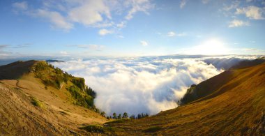 Artvin, Türkiye'nin kuzeydoğusunda, Karadeniz'den yaklaşık 30 km iç kesimde bir şehirdir.Dağlarında inanılmaz yaylalar ve küçük krater gölleri vardır..