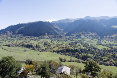 Artvin, Türkiye'nin kuzeydoğusunda, Karadeniz'den yaklaşık 30 km iç kesimde bir şehirdir.Dağlarında inanılmaz yaylalar ve küçük krater gölleri vardır..
