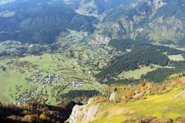 Artvin, Türkiye'nin kuzeydoğusunda, Karadeniz'den yaklaşık 30 km iç kesimde bir şehirdir.Dağlarında inanılmaz yaylalar ve küçük krater gölleri vardır..