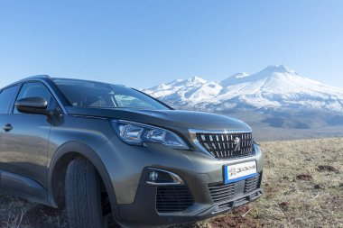 12 Şubat 2019 Turkey.The Suv Peugeot 3008 karlı dağ arka plan ile.