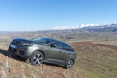 12 Şubat 2019 Turkey.The Suv Peugeot 3008 karlı dağ arka plan ile.