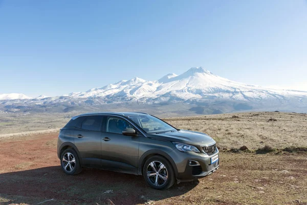 12 Şubat 2019 Turkey.The Suv Peugeot 3008 karlı dağ arka plan ile.