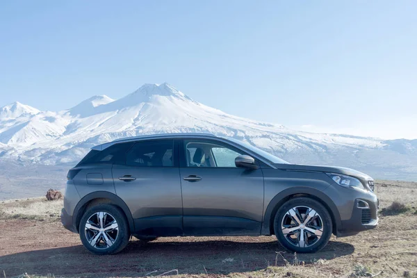 12 Şubat 2019 Turkey.The Suv Peugeot 3008 karlı dağ arka plan ile.