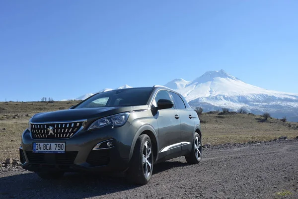 12 Şubat 2019 Turkey.The Suv Peugeot 3008 karlı dağ arka plan ile.