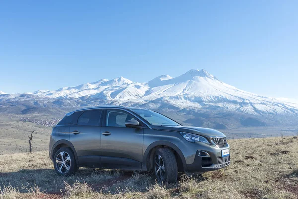 12 Şubat 2019 Turkey.The Suv Peugeot 3008 karlı dağ arka plan ile.
